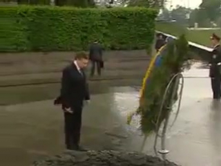 yanukovych and a wreath.